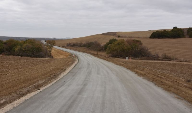 SÜLEYMANPAŞA İLÇESİ DEMİRLİ MAHALLESİNDE BETON YOL YAPIM ÇALIŞMALARI TAMAMLANDI