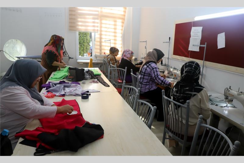 AKDENİZ BELEDİYESİ MAHALLE KÜLTÜR SANAT EVLERİ, ALTIN BİLEZİK SAHİBİ YAPIYOR