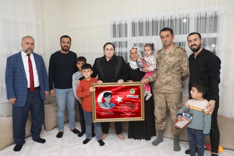 İlçe Kaymakamımız/Belediye Başkan V. Nazlı Demir, Şehadetlerinin Yıldönümünde Şehitlerimizin Ailelerini Ziyaret Etti.