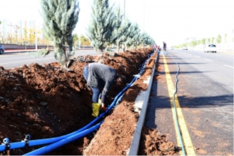 Yeni imar alanındaki orta refüj ve kavşaklar düzenleniyor