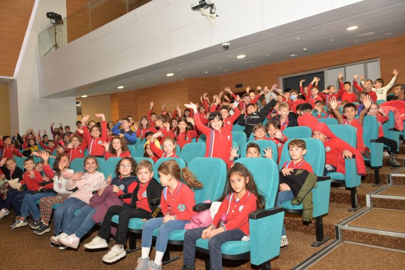 ÖDÜLLÜ ÇOCUK OYUNU “KOSTÜM ODASI” SEYİRCİSİYLE BULUŞTU