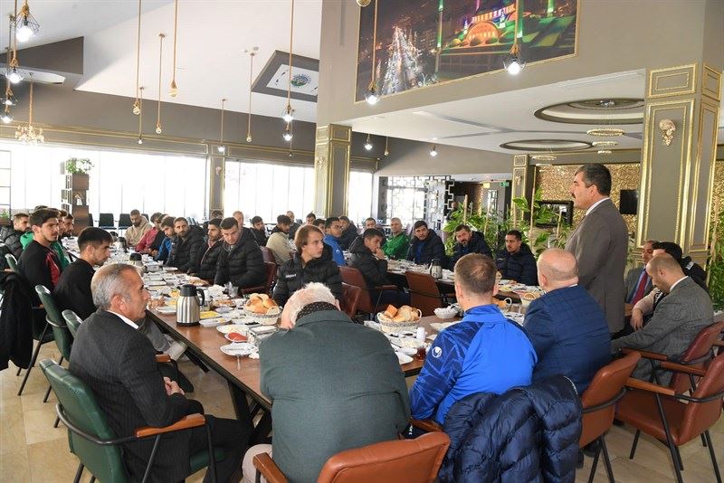 BAŞKAN ASYA MUŞ SPOR FUTBOLCULARINI AĞIRLADI