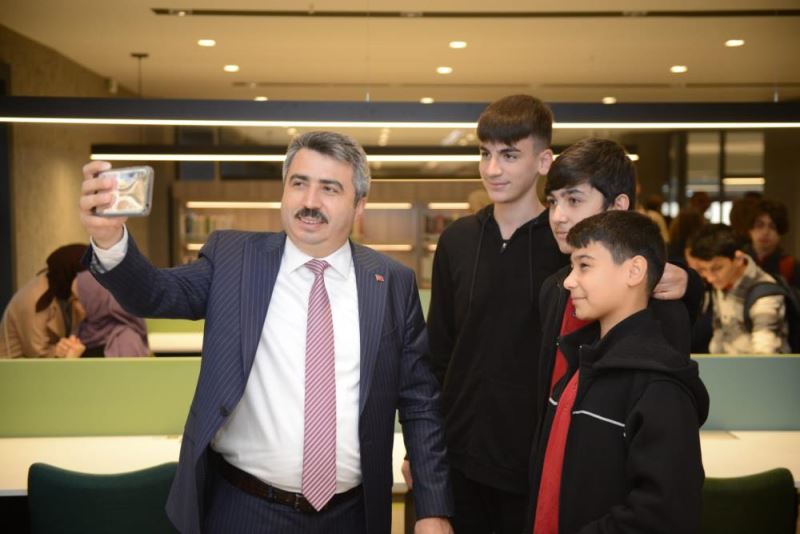 YILDIRIM’IN 2’NCİ UYUMAYAN KÜTÜPHANESİ AÇILDI
                        
                            Ana sayfa
                            Haberler
                            
                                YILDIRIM’IN 2’NCİ UYUMAYAN KÜTÜPHANESİ AÇILDI