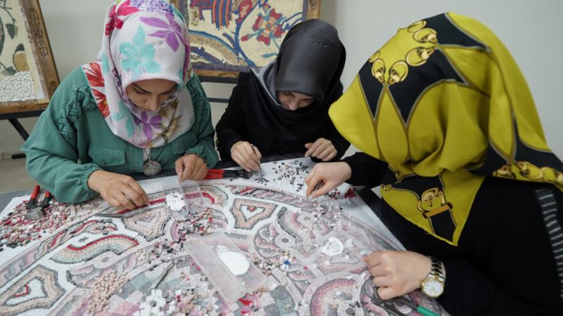 KAMEK’te Hem Sosyalleşiyor Hem El Becerilerini Geliştiriyorlar