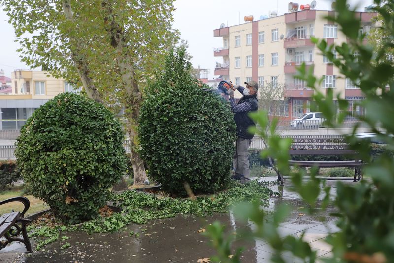 DULKADİROĞLU BELEDİYESİ EKİPLERİ PARK VE BAHÇELERDE BAKIM ÇALIŞMASI YAPTI