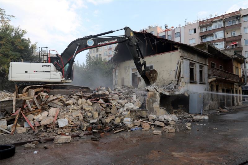 AKDENİZ’DE, TEHLİKE YARATAN 3 METRUK BİNANIN YIKIMI GERÇEKLEŞTİ