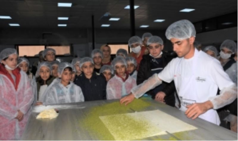 Bilgievi öğrencilerinden tatlı imalat fabrikasına gezi