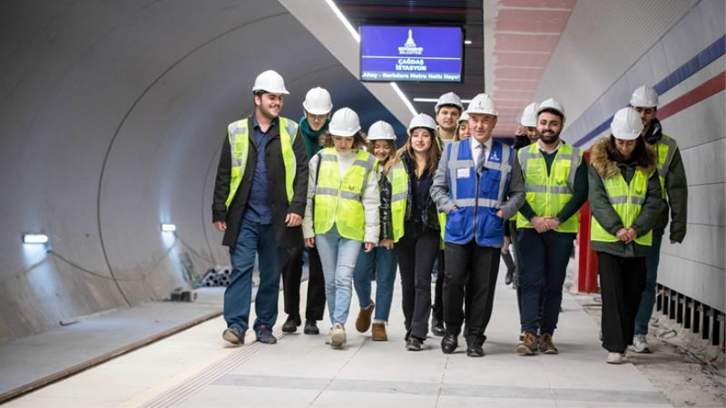 Başkan Soyer İzmir’in yeni metrosunda üniversite öğrencileriyle buluştu