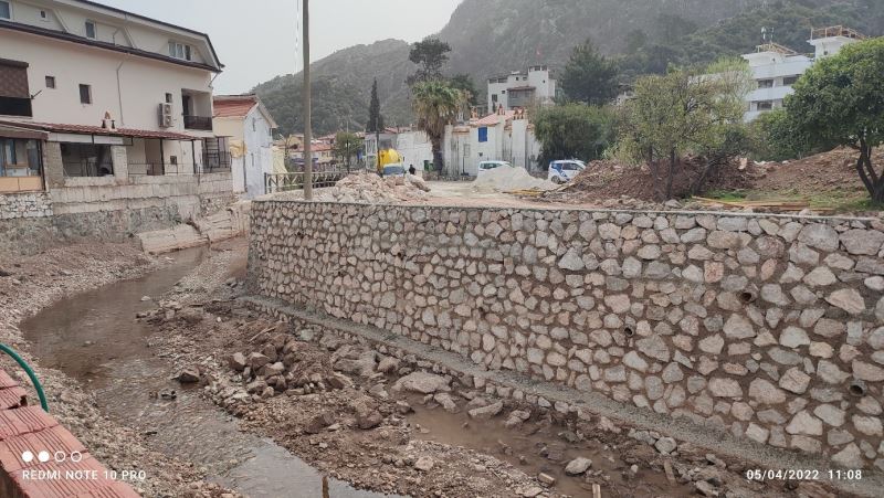 Büyükşehir Marmaris’te zarar gören dere duvarlarını tamir etti