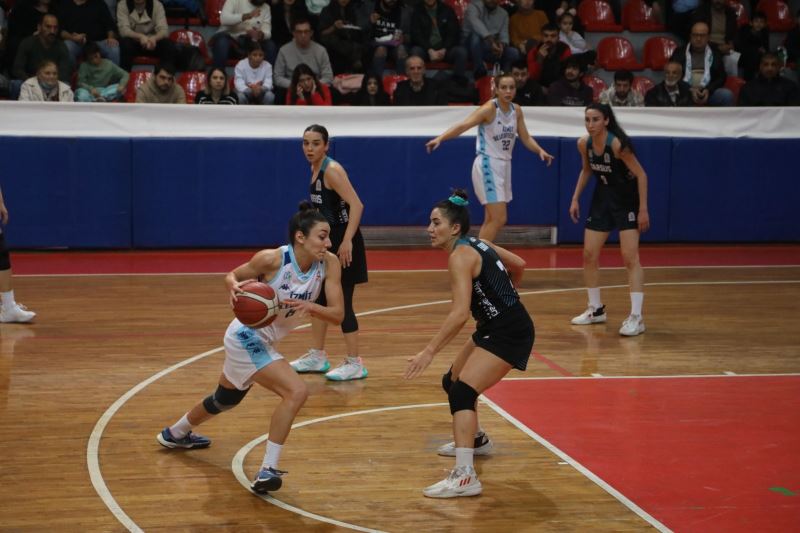 İZMİTLİ PERİLER NEFES KESEN MÜCADELEDE LİDER TARSUS’U YENDİ