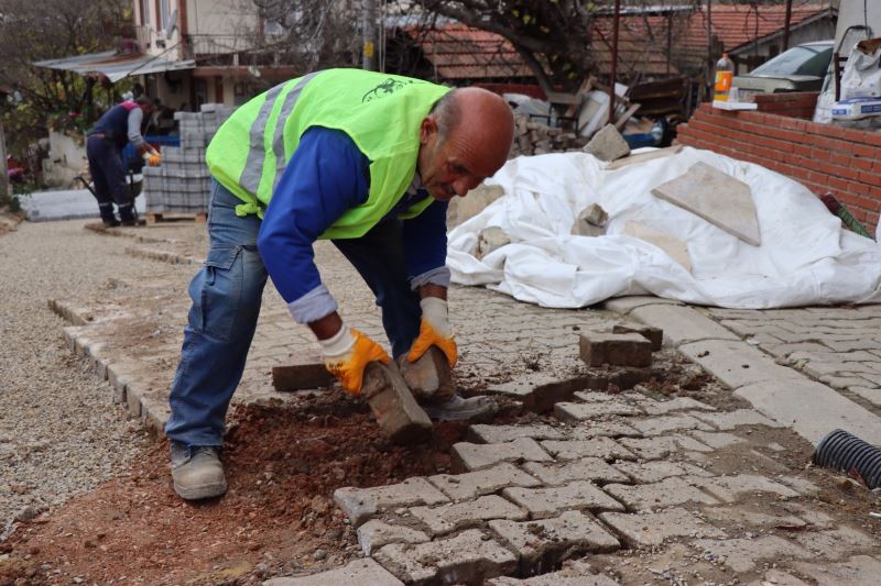 İZMİT BELEDİYESİ, DURHASAN’DA PARKE YOLLARI YENİLİYOR