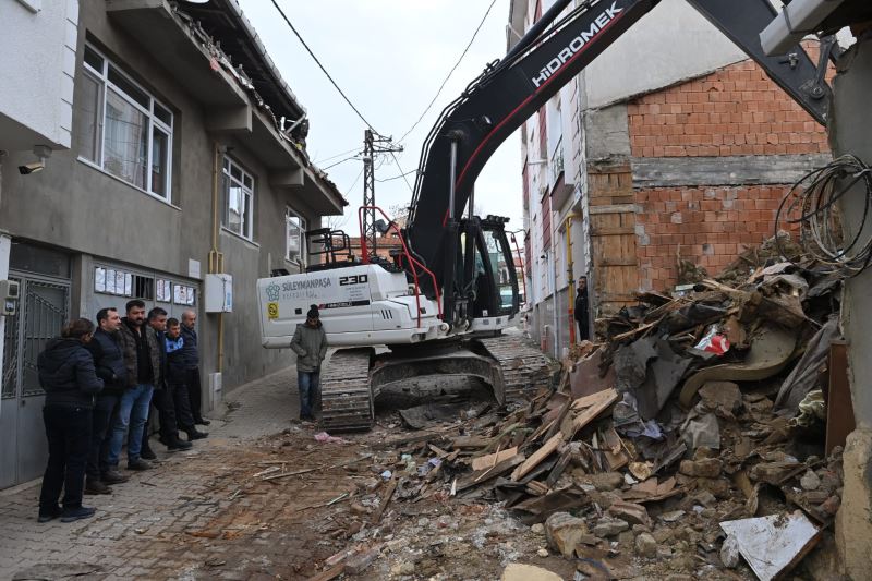 Süleymanpaşa Belediyesi metruk yapıları temizlemeye devam ediyor
