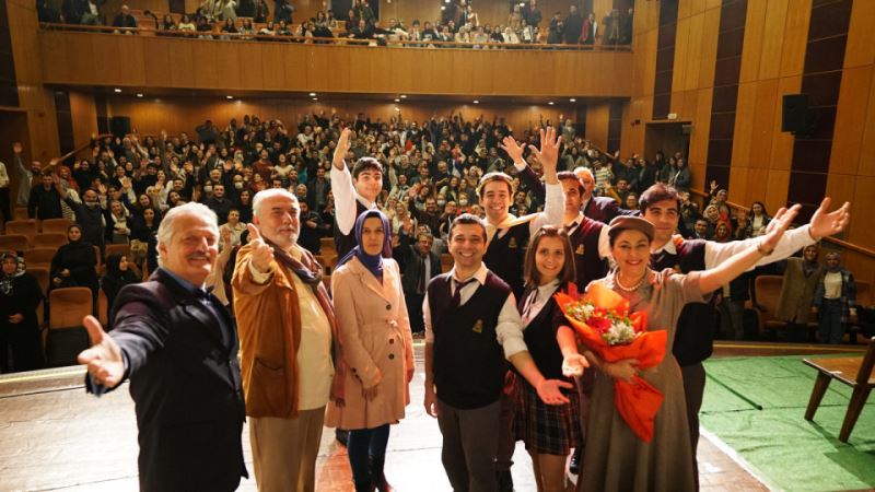 Ölü Ozanlar Derneği Tiyatrosuna Yoğun İlgi