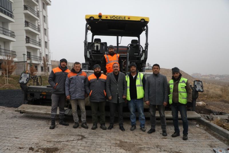 Belediye Başkanımız Av. Mustafa İlmek, meclis üyemiz Sn. Mehmet Salmaz ile birlikte İlçemize bağlı Süksün TOKİ bölgesinde yapılan asfalt çalışmasını yerinde inceledi.