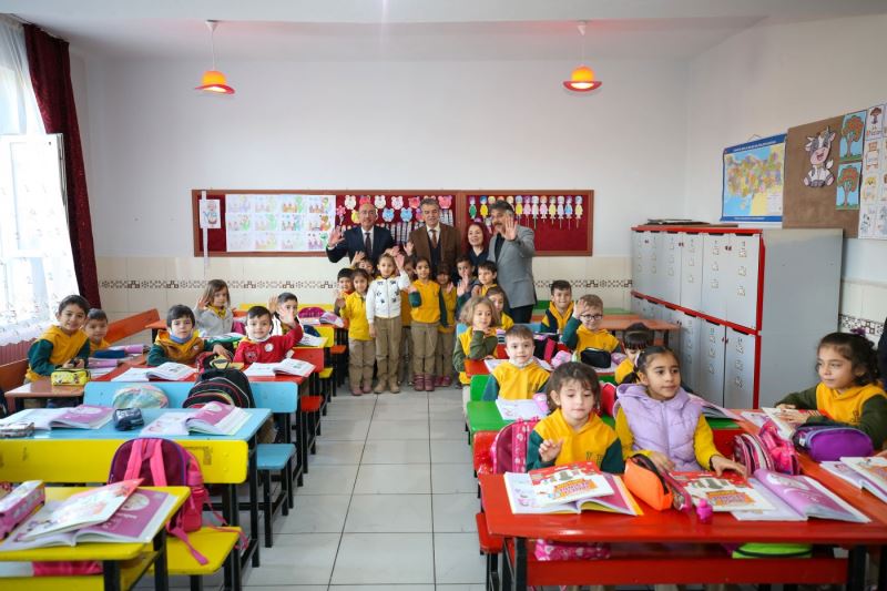 BAŞKAN KAVUŞ’TAN MİNİKLERE SÜRPRİZ