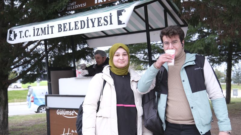 İZMİT BELEDİYESİNİN MOBİL ÇORBA İKRAMI FİNAL DÖNEMİNDE ÖĞRENCİLERİN İÇİNİ ISITIYOR