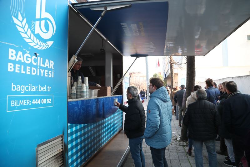 EYT’LİLERE ÇAY, ÇORBA VE KEK İKRAMI