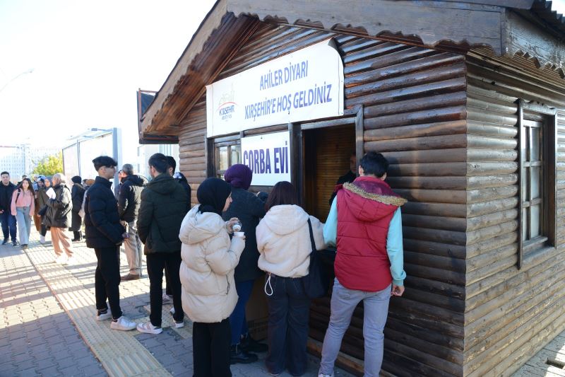 KIRŞEHİR BELEDİYESİ’NDEN, ÜNİVERSİTE YERLEŞKESİNDEKİ ÖĞRENCİLERE ÇORBA İKRAMI