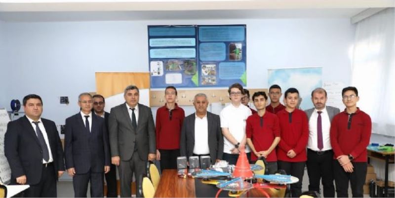 ZEYBEK BAŞKAN´DAN İHA PROJESİ YAPAN ÖĞRENCİLERE DESTEK