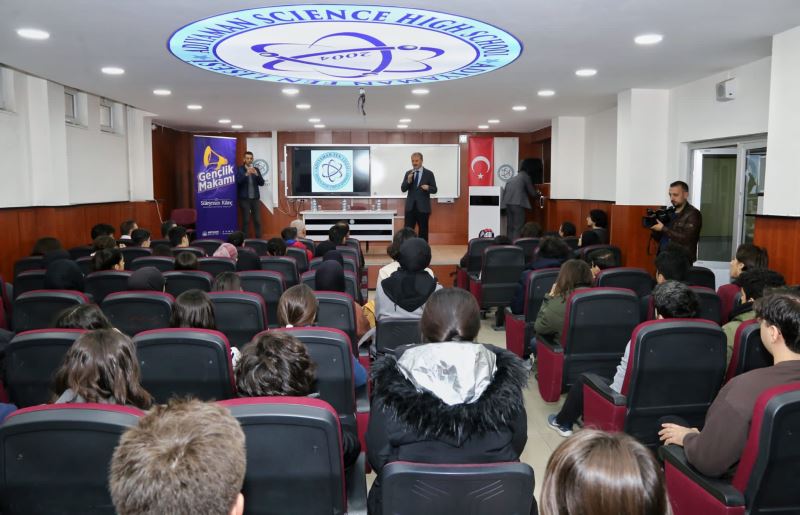 BAŞKAN KILINÇ, OKUL OKUL GEZİP GENÇLERLE BULUŞUYOR