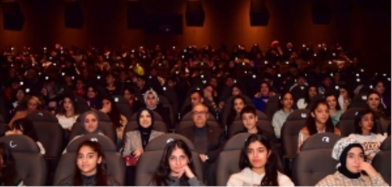 Vali Ali İhsan Su ve eşi öğrencilerle “Buğday Tanesi” filmini izledi