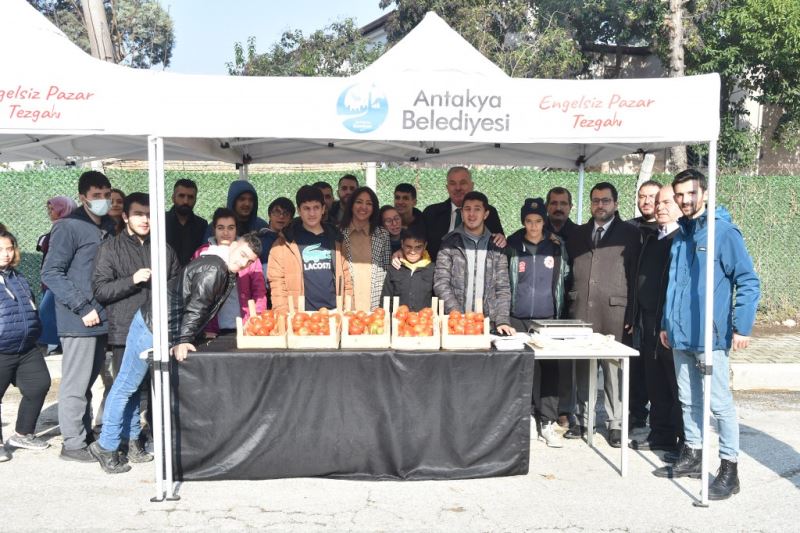 ÖZEL EĞİTİM ÖĞRENCİLERİ KENDİ TOPLADIKLARI DOMATESLERİ  PAZARDA SATTI