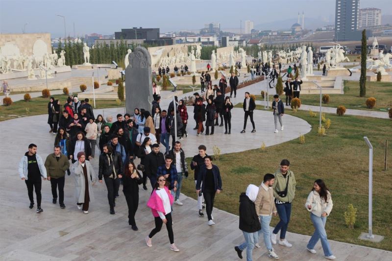 MÜZEDE HAFTA SONU İZDİHAMI