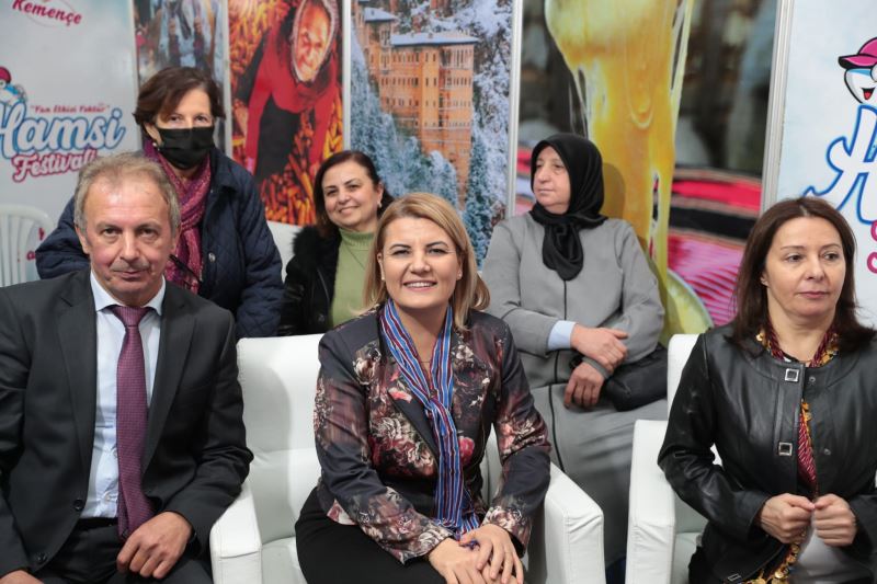 BAŞKAN HÜRRİYET, HAMSİ FESTİVALİ’NDE KARADENİZLİ HEMŞERİLERİYLE HORON OYNADI