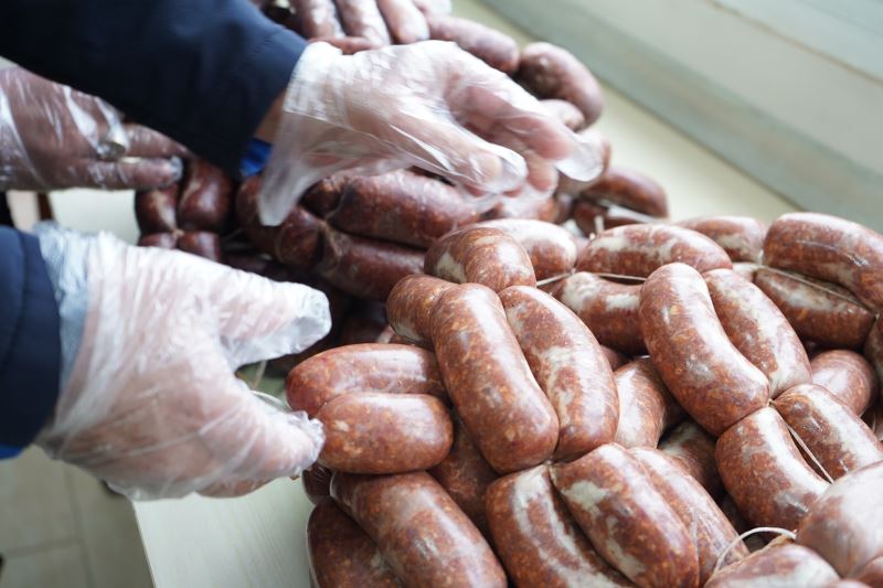 TARSUS’TA HALK SAĞLIĞINI TEHDİT EDEN 23 KİLOGRAM SUCUK ELE GEÇİRİLDİ