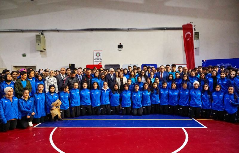 GAZİANTEP BÜYÜKŞEHİR’DEN, LİSE ÖĞRENCİLERİNE EŞOFMAN TAKIMI
