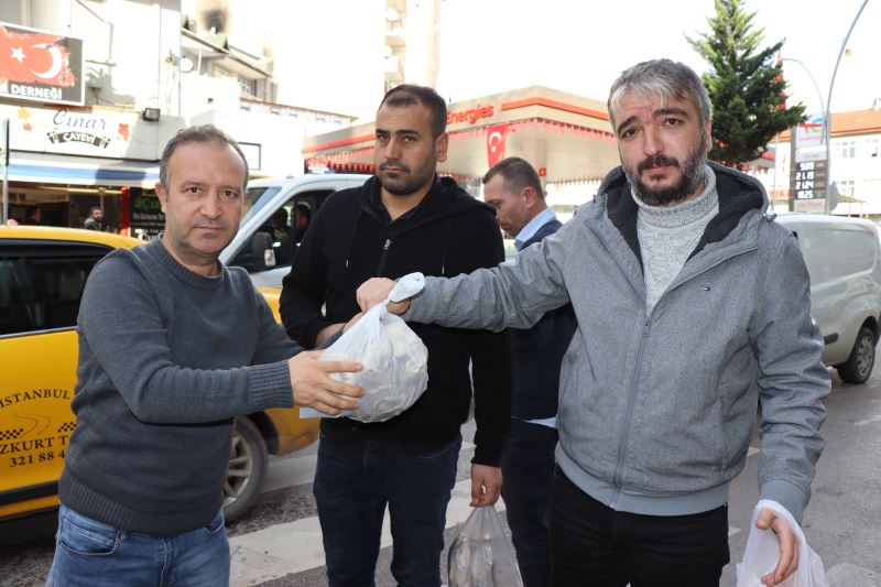İZMİT BELEDİYESİ ÜRETTİĞİ MANTARLARI VATANDAŞLARLA PAYLAŞMAYA DEVAM EDİYOR