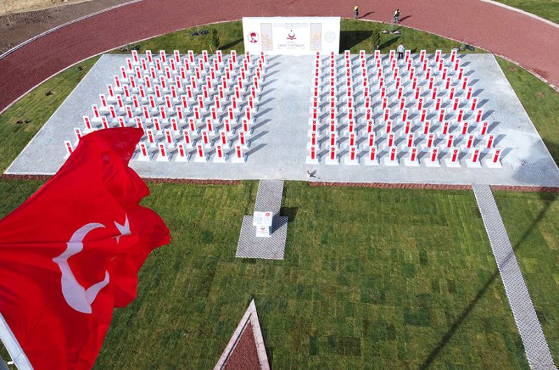 Şehit Öğretmenler Anıtı yeşeriyor