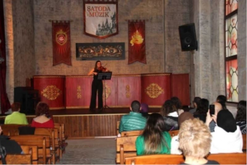 ŞATODA MUHTEŞEM KEMAN RESİTALİ