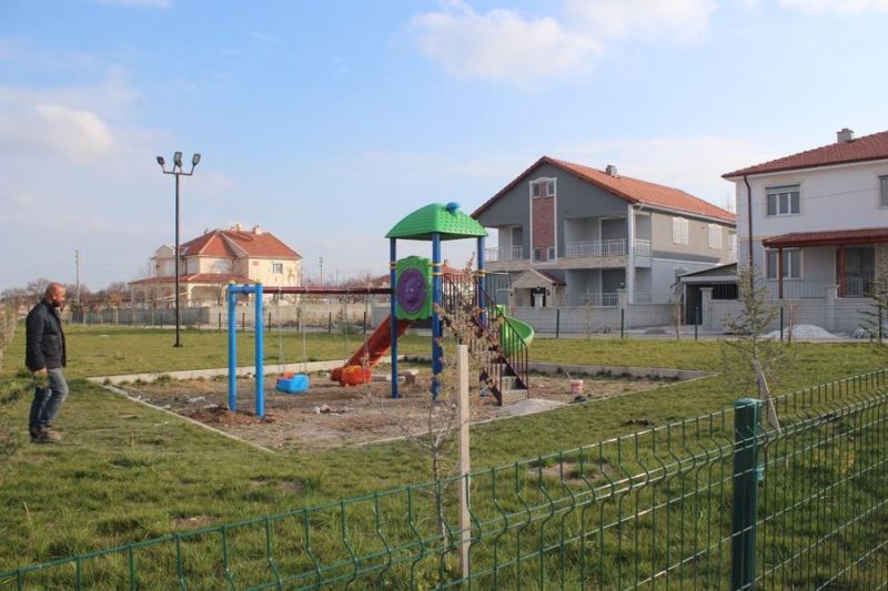Cumhuriyet Mahallesindeki Parka Oyun Grubu Yerleştirildi
