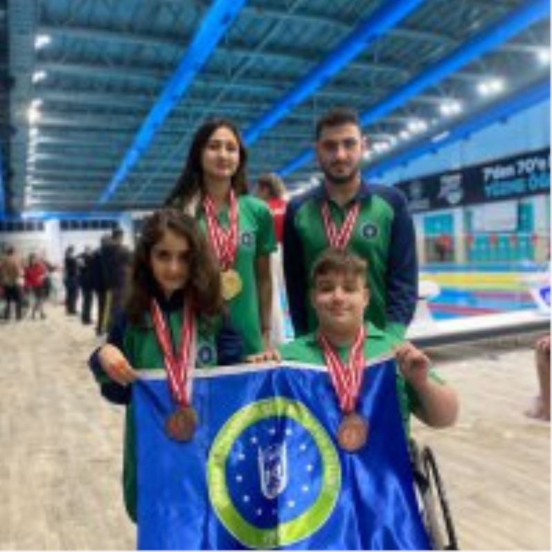 Yüzmede 3 rekor, 15 madalya