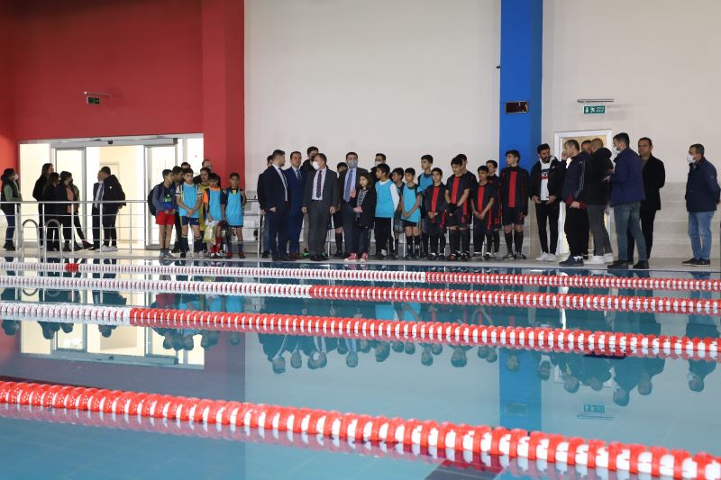 Kaymakam / Belediye Başkan V. Mehmet Tunç, İlçemizde Yapımı Tamamlanan Yarı Olimpik Yüzme Havuzunda İncelemelerde Bulundu.