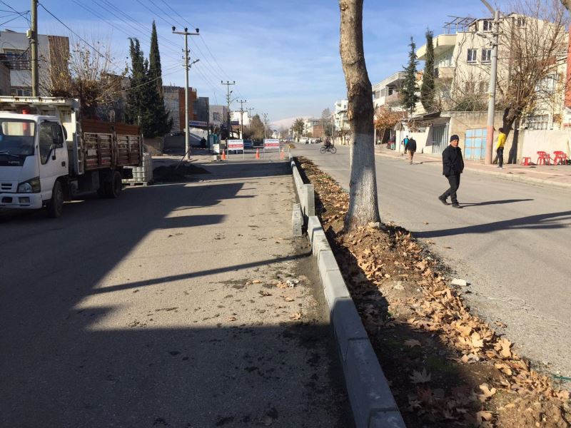 ESKİ SAMSAT CADDESİNDE KALDIRIM ÇALIŞMASI DEVAM EDİYOR