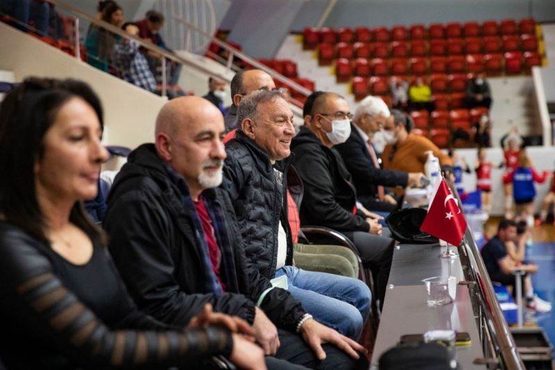 Seyhanlı kadın voleybolcularda yüzler gülüyor