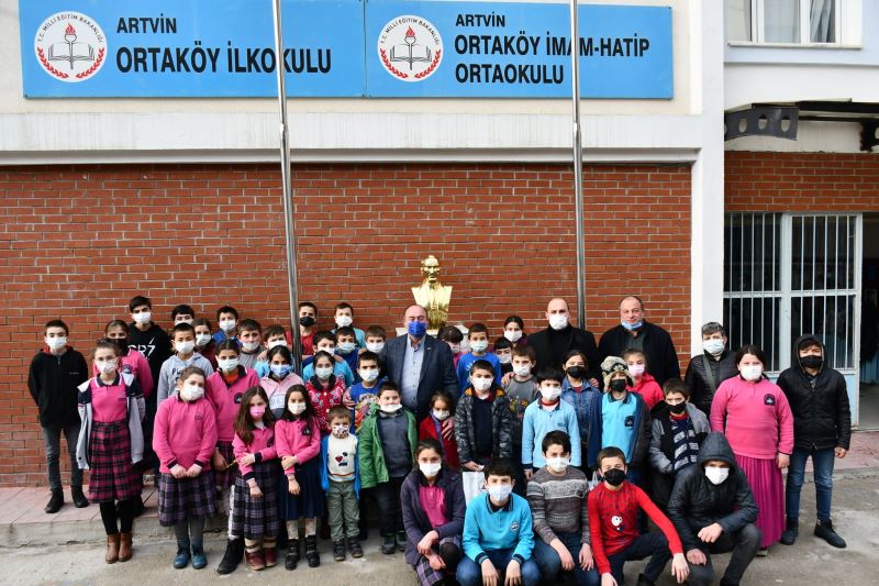 BAŞKAN ELÇİN, KÖY OKULUNDAKİ ÖĞRENCİLERE BOT HEDİYE ETTİ
