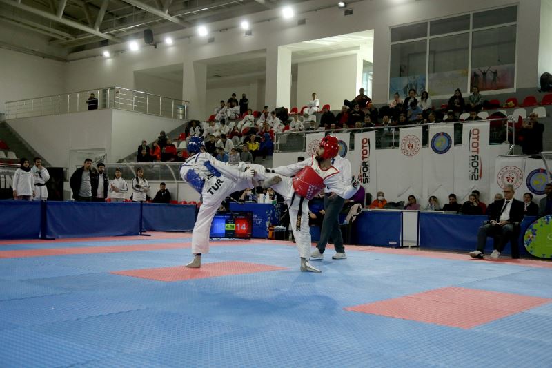 İŞİTME ENGELLİLER KARATE VE TEKVANDO TÜRKİYE ŞAMPİYONASI GAZİANTEP BÜYÜKŞEHİR BELEDİYESİ EV SAHİPLİĞİNDE YAPILDI
