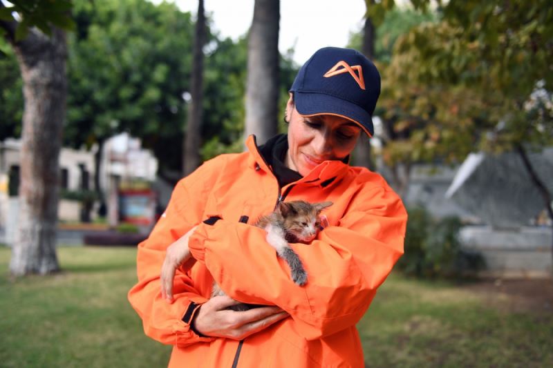 Büyükşehir Personeli Zeynep Vural, Hem Doğayı Hem De Hayvanları Bağrına Basıyor