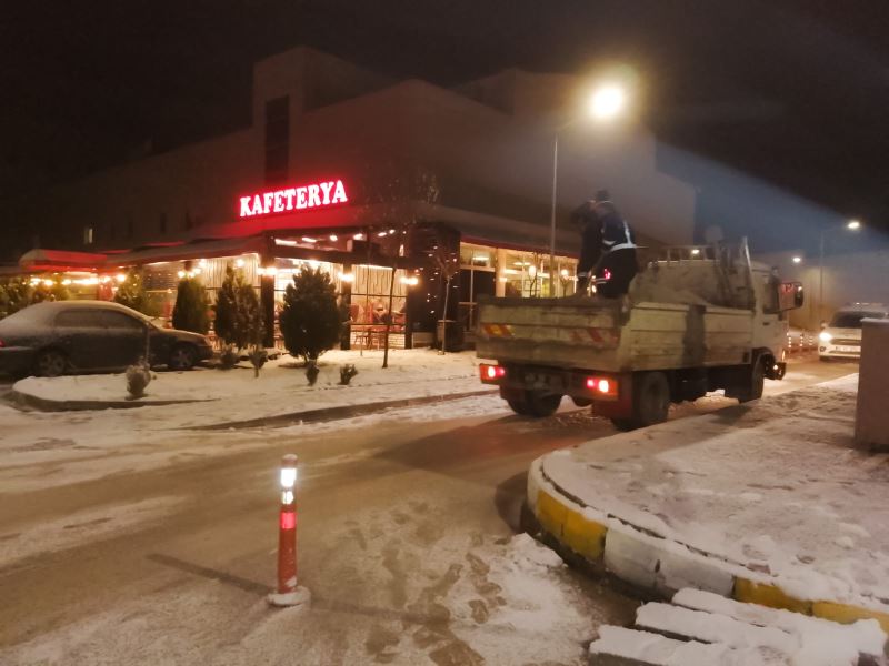 Belediyemiz Kar Yağışı Sonrası Önemli Ulaşım Noktalarında Buzlanmaya Karşı Çalışmalar Başlattı.