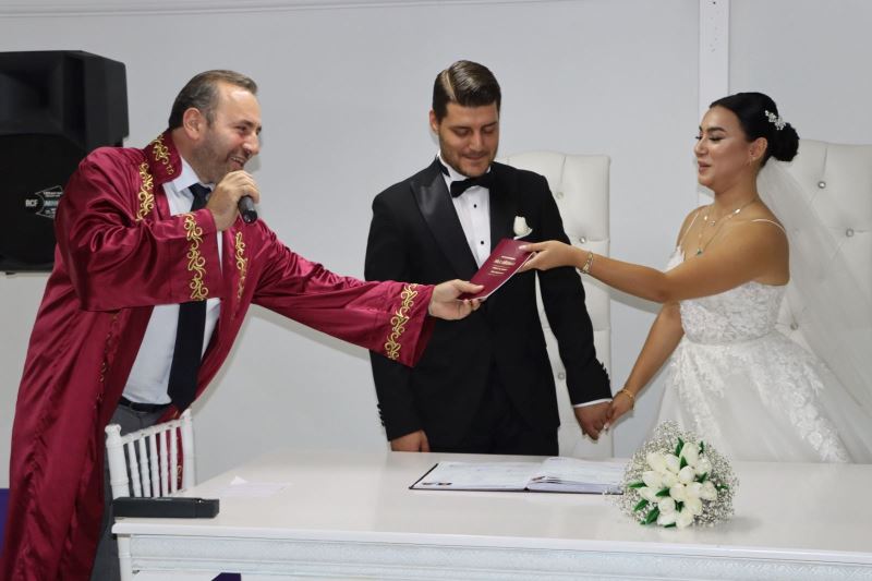 1043 ÇİFTİN NİKAHI KIYILDI