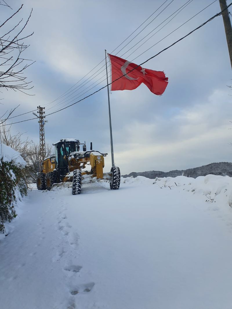 BÜYÜKŞEHİR KAR TEMİZLEME ÇALIŞMALARINA ARA VERMEDEN DEVAM EDİYOR