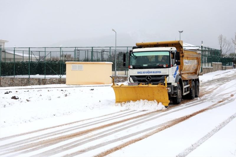 Büyükşehir ekipleri tüm yolları açık tuttu