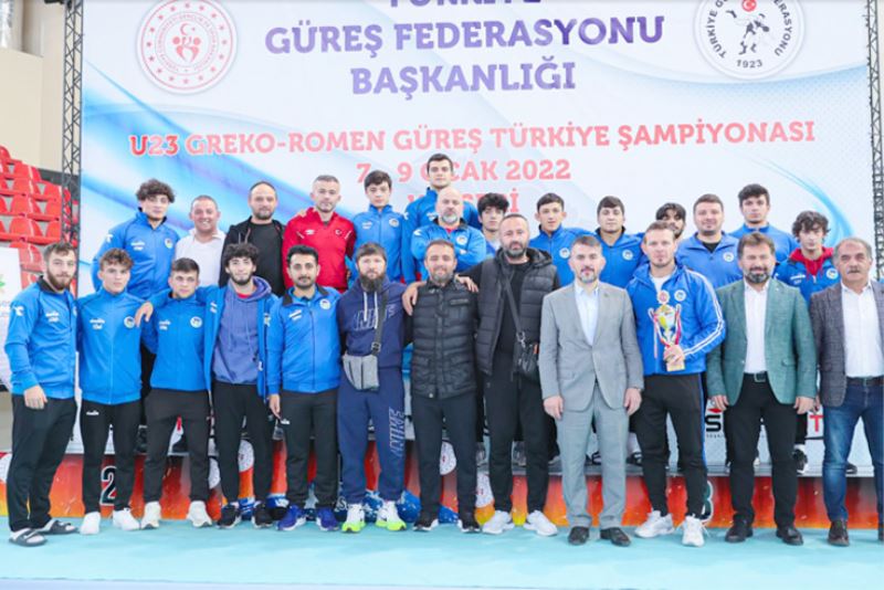 Büyükşehir güreş takımı Kayseri’de minderin tozunu attı