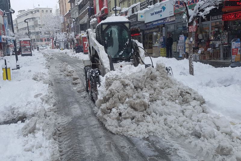 Cadde ve Kaldırımlarda Buz ve Kar Temizleme Çalışmaları Aralıksız Devam Ediyor
