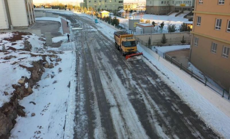 Büyükşehir’den Zeytin Dalı Eğitim Kampüsünde Kar Küreme Ve Tuzlama Çalışması