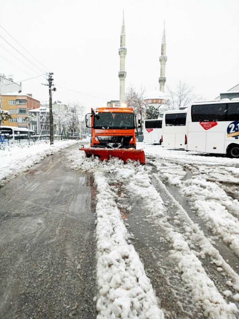 Kar bastırdı Büyükşehir teyakkuza geçti