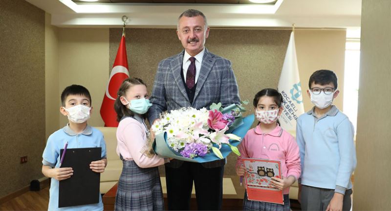 Büyükakın yayınladığı bir mesajla yarıyıl tatiline girecek öğrencileri ve onları yetiştiren öğretmenleri kutladı.